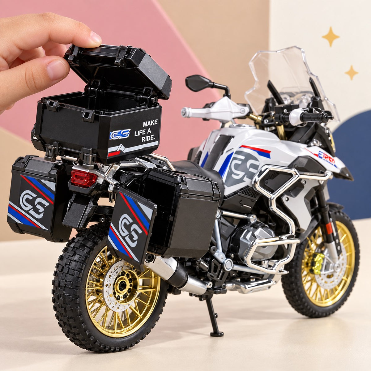 Mano abriendo el baúl superior de la Moto de Aventura de Colección
