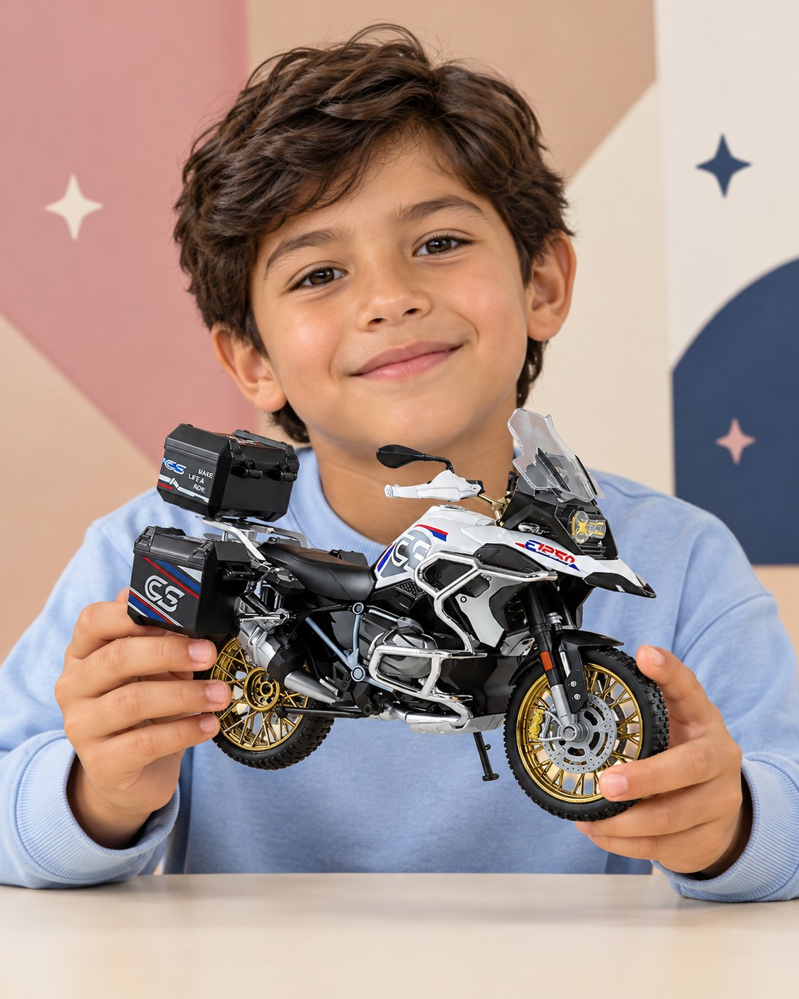 Niño sosteniendo la Moto de Aventura de Colección