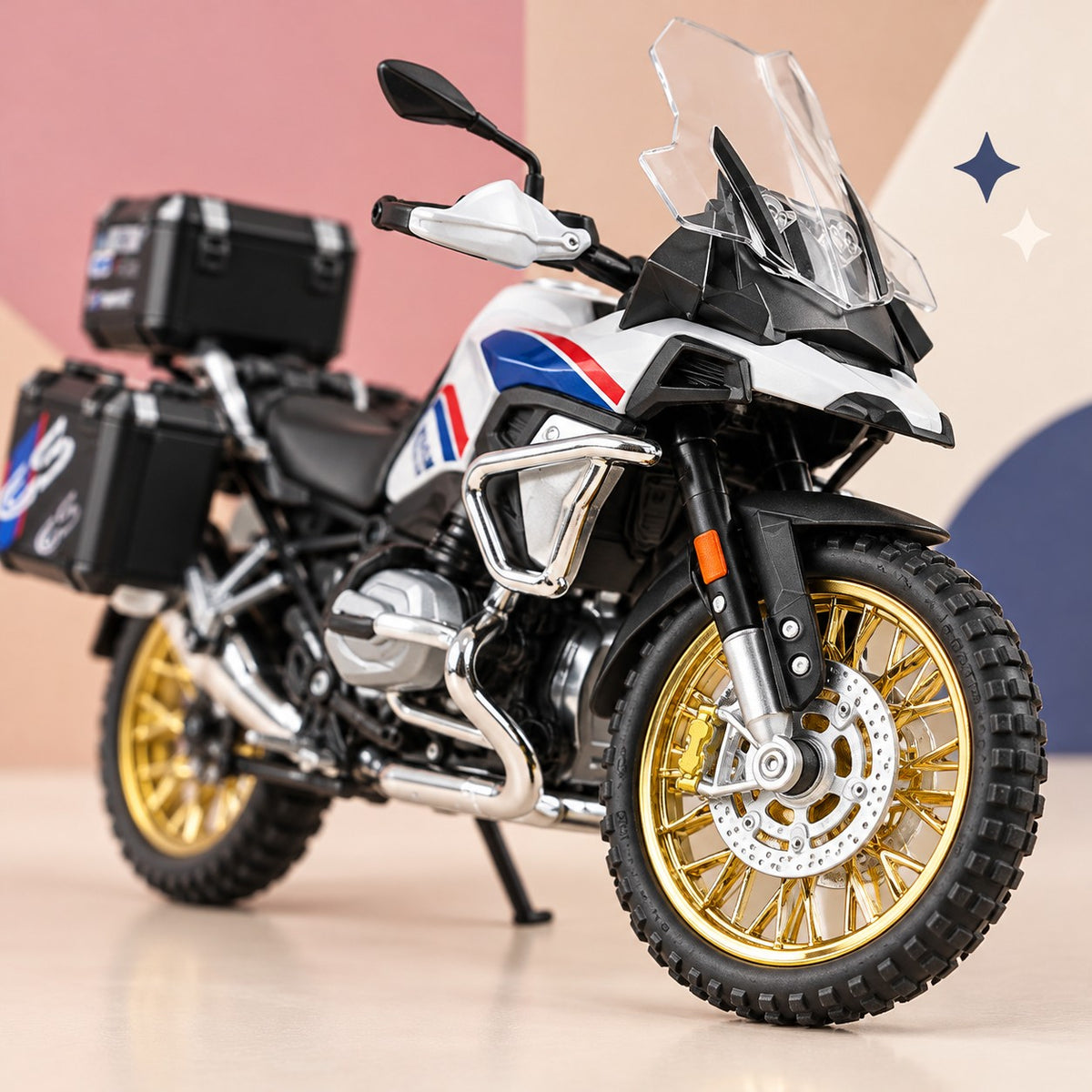 Detalle de los rines dorados de radios y la llanta todoterreno de la Moto de Aventura