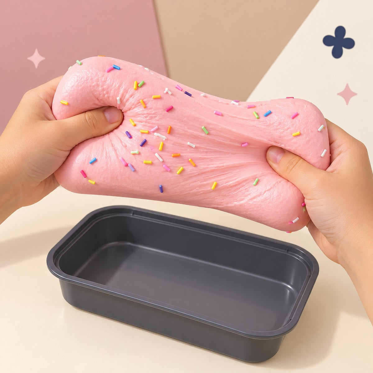 Manos estirando el pastel squishy