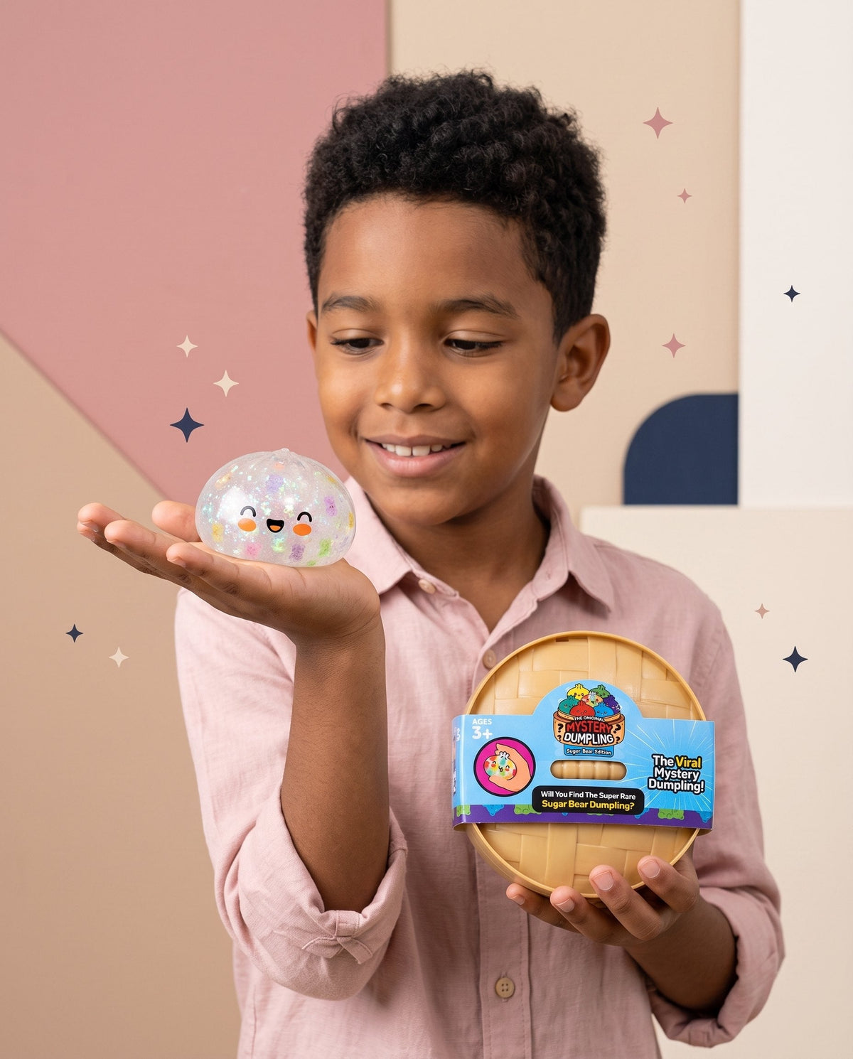 Niño con el Dumpling Squishy en la mano y su cestica