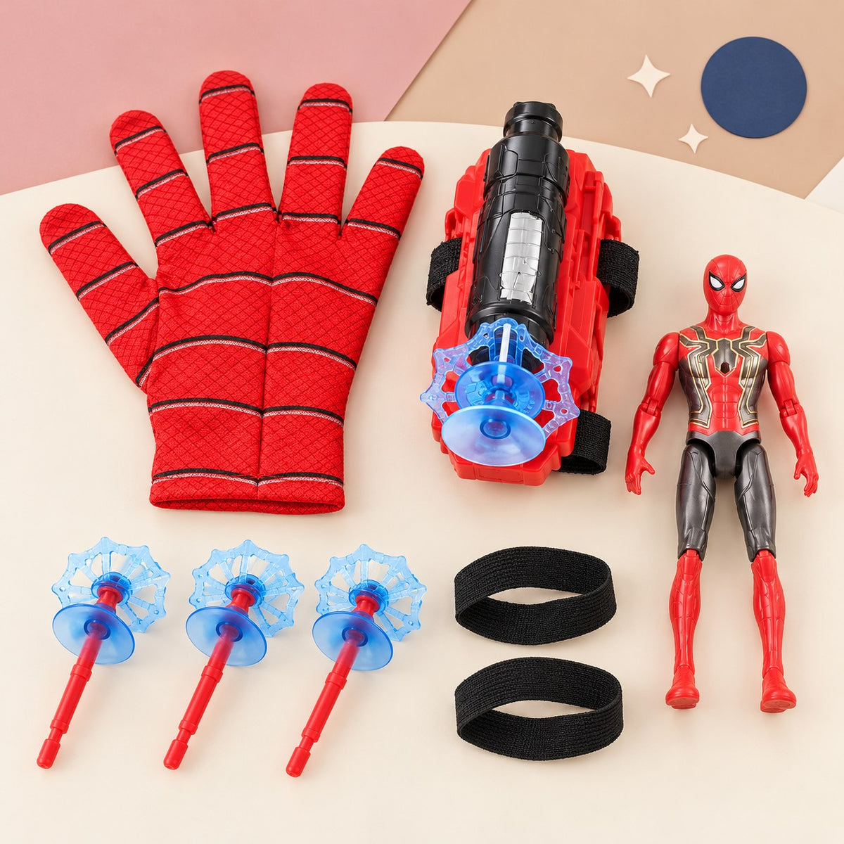 Todo lo que trae el set: guante, lanzador, 3 dardos, 2 correas y figura articulada