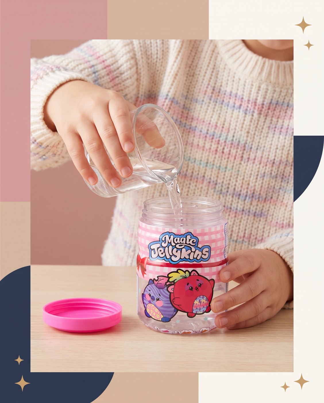 Manos echando agua al frasco de Magic Jellykins