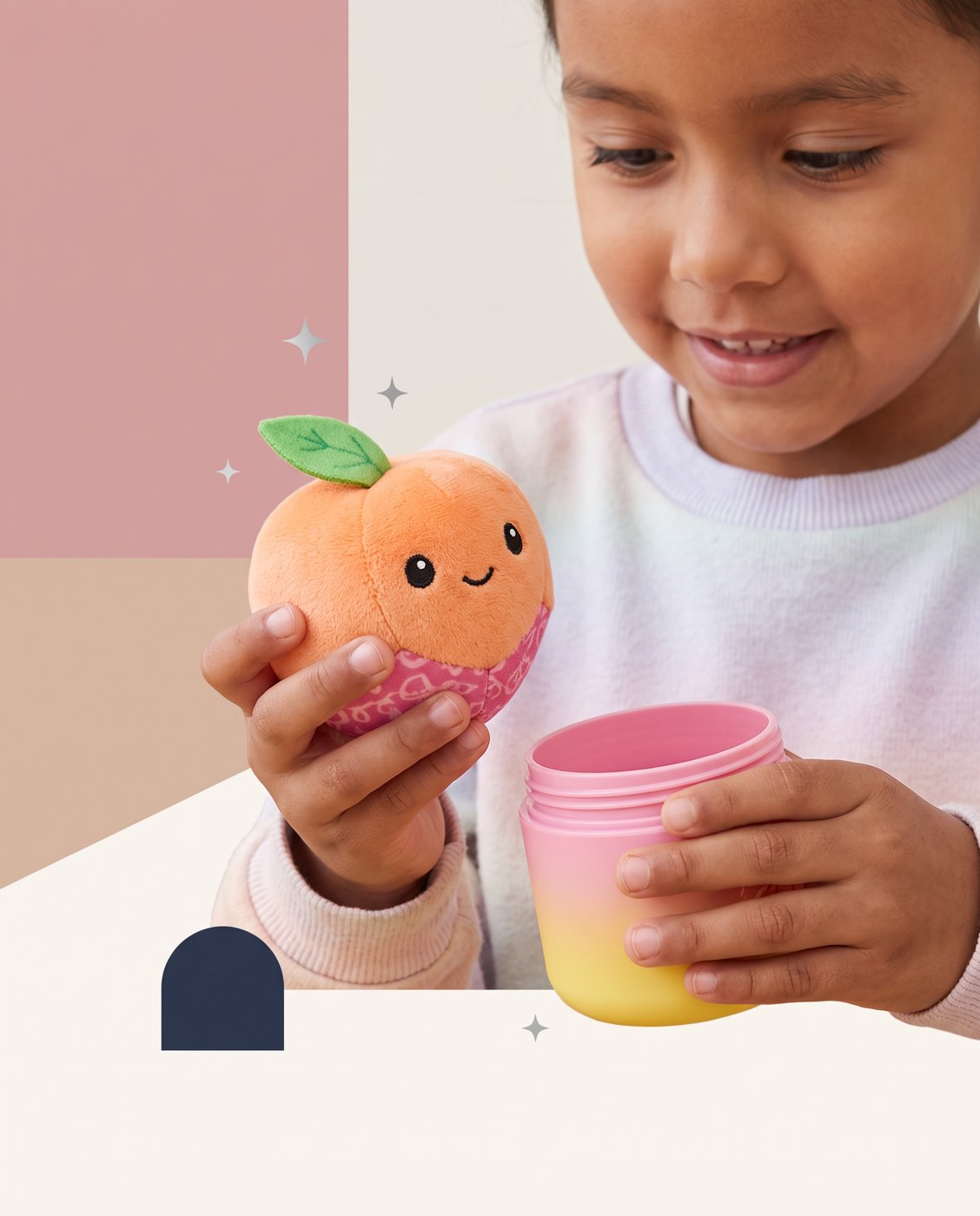 Niña mostrando el personaje que le salió en Magic Jellykins