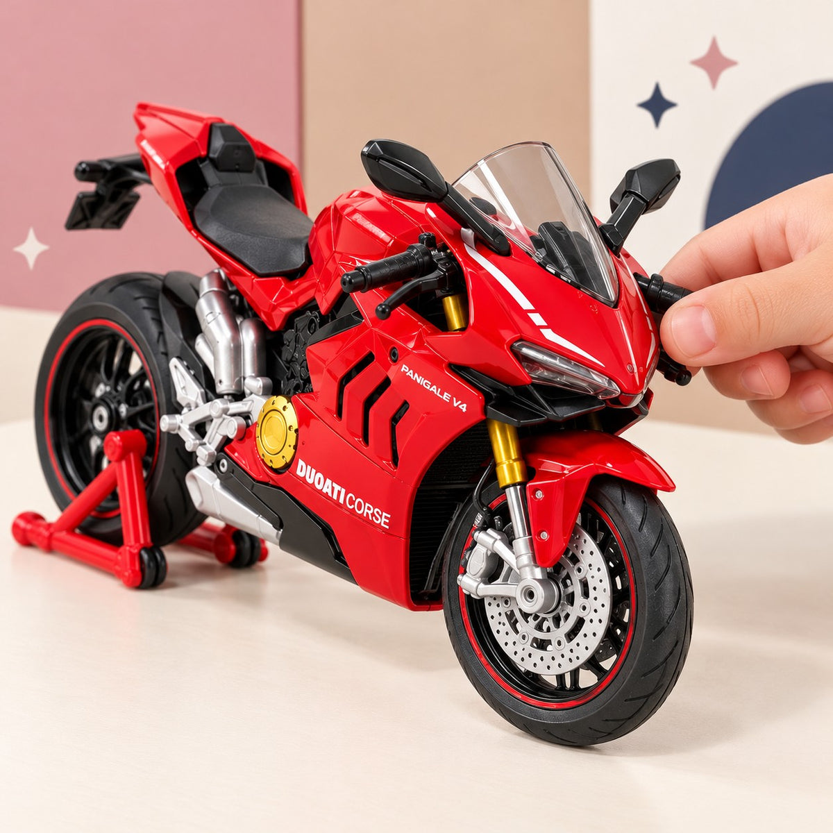 Mano girando el manubrio de la Moto Deportiva de Colección