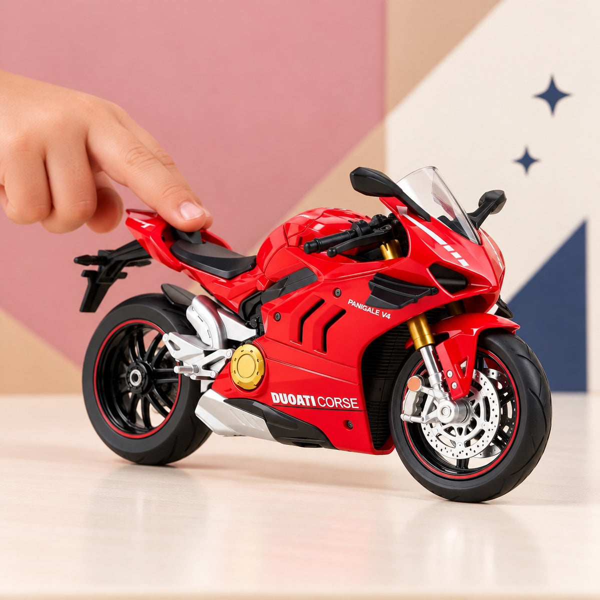 Mano de niño llevando la Moto Deportiva hacia atrás para cargar el retroimpulso