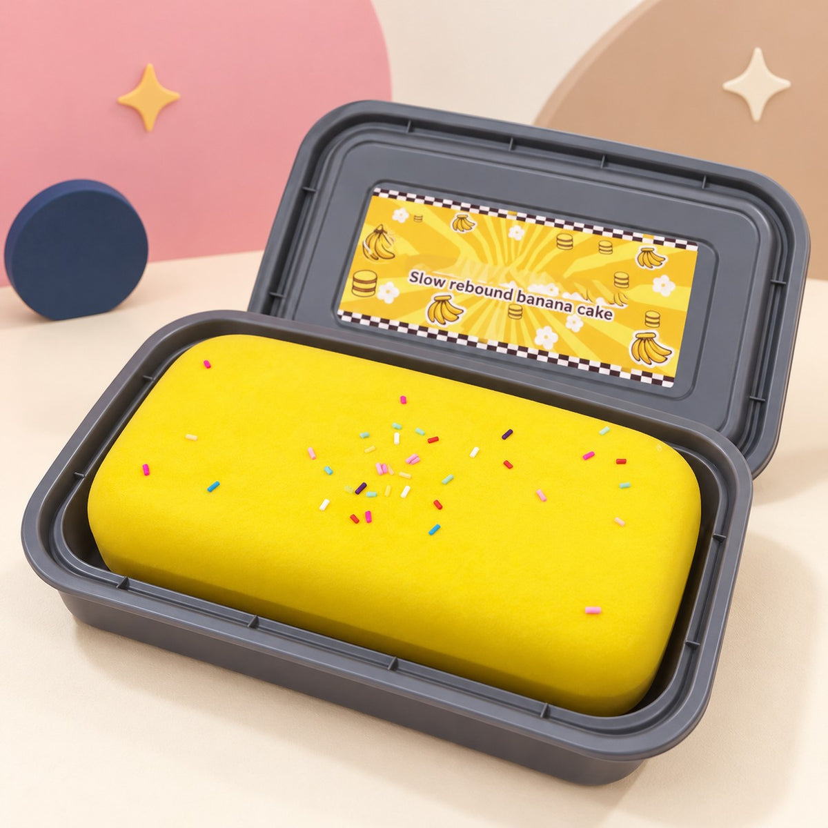 Pastel Squishy de banano en su bandeja